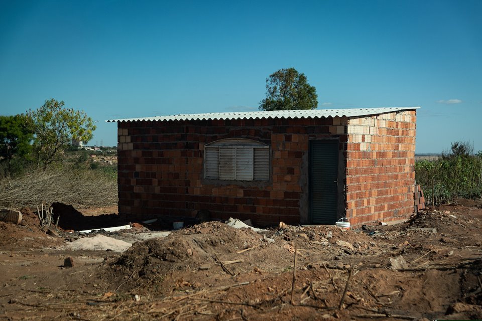 Casas de alvenaria pequenas construídas em descampado numa invasão do Sol Nascente próxima à parque - Metrópoles