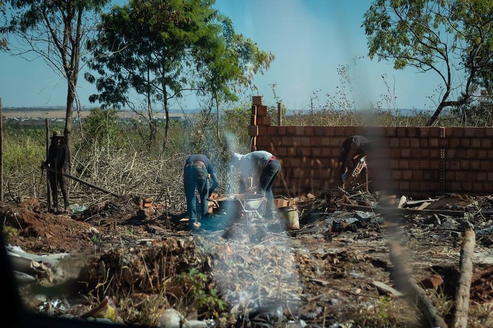 Operários trabalham construindo casas de alvenaria pequenas construídas em descampado numa invasão do Sol Nascente próxima à parque - Metrópoles