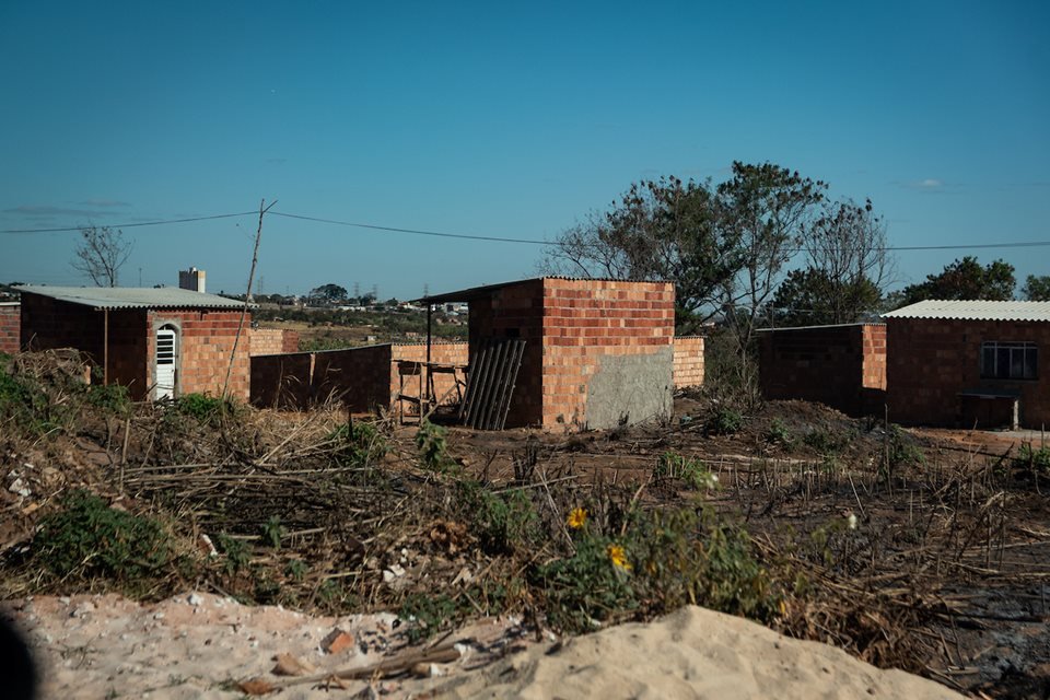 Casas de alvenaria pequenas construídas em descampado numa invasão do Sol Nascente próxima à parque - Metrópoles