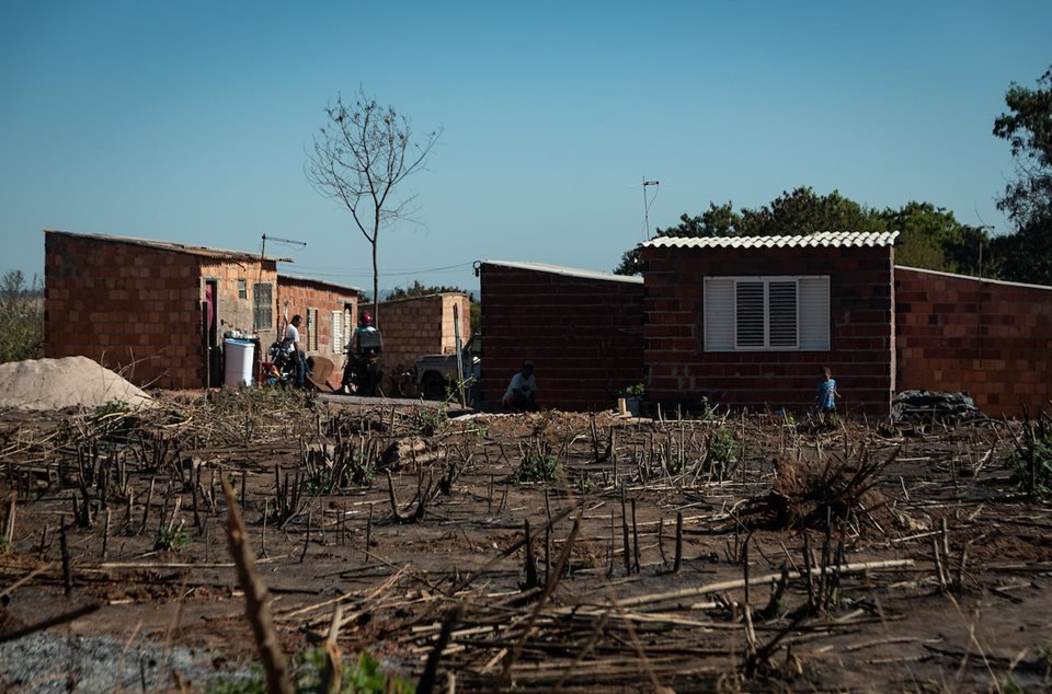 Casas de alvenaria pequenas construídas em descampado numa invasão do Sol Nascente próxima à parque - Metrópoles