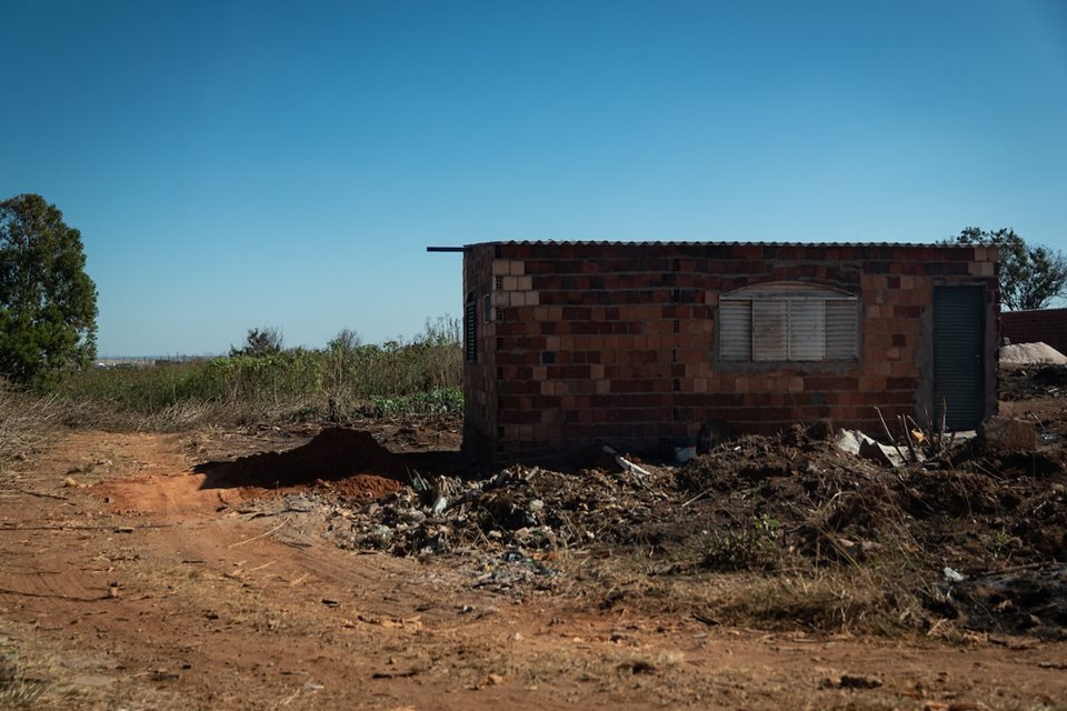 Casas de alvenaria pequenas construídas em descampado numa invasão do Sol Nascente próxima à parque - Metrópoles