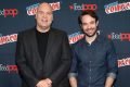 Foto colorida de Charlie Cox e Vincent D'Onofrio