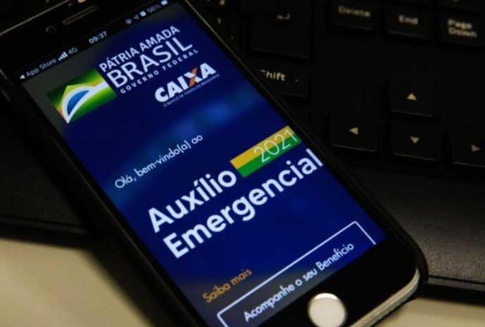 Celular com aplicativo do auxilio emergencial- Metrópoles