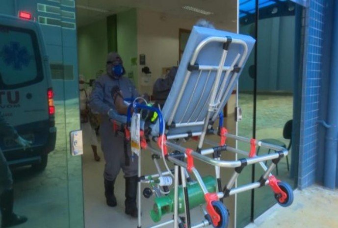 Pessoa puxando maca hospitalar- Metrópoles