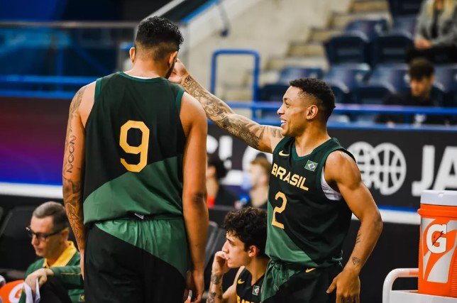 Jogador de basquete com um jogo de bola