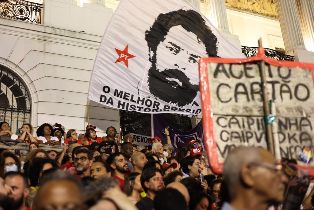 Ato público de Lula lota a Cinelândia no Rio de Janeiro