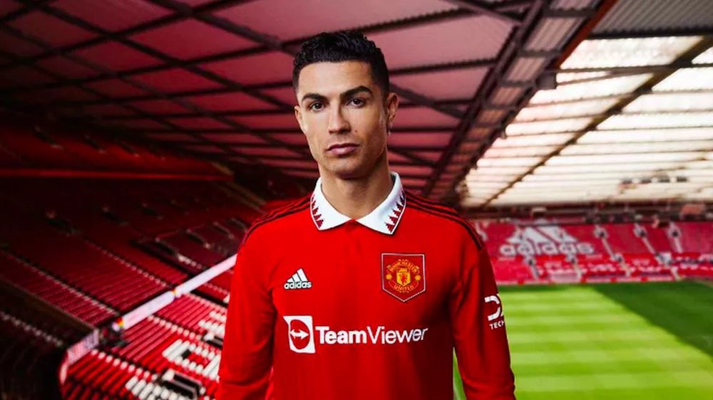 Imagem colorida de Cristiano Ronaldo no lançamento do novo uniforme do Manchester United