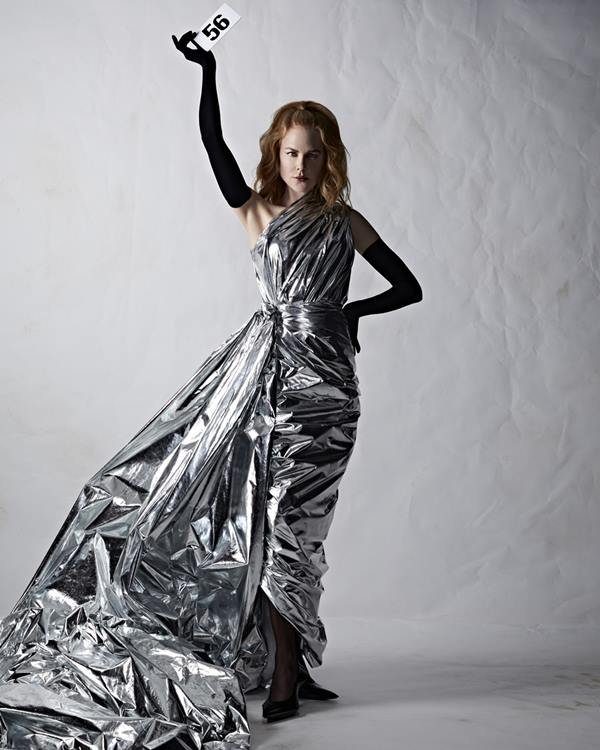 Nicole Kidman em apresentação da Balenciaga usando vestido metalizado e luvas pretas - Metrópoles