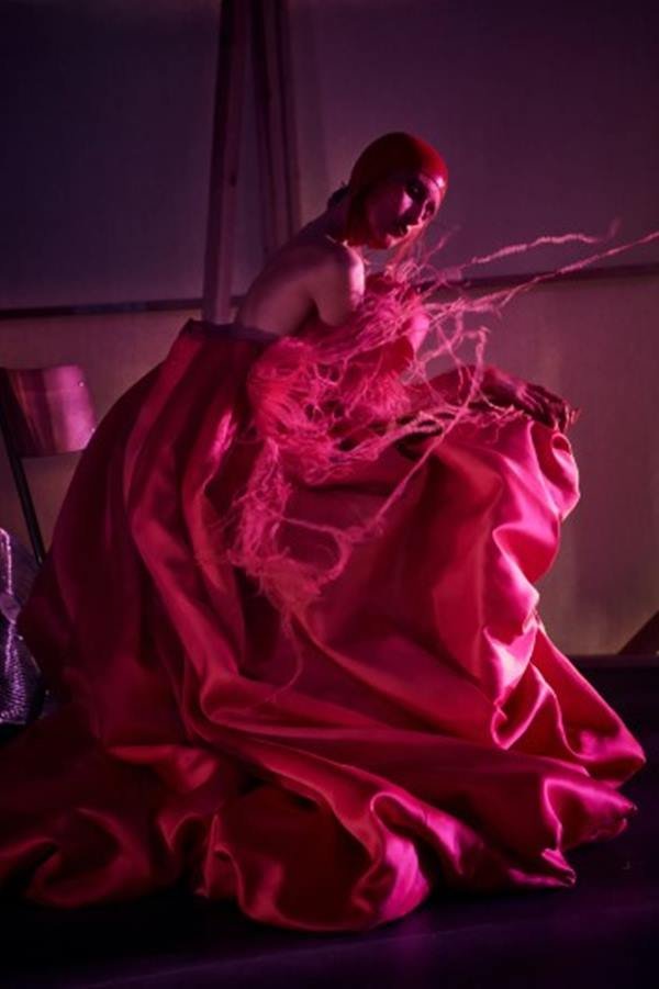Mulher branca em desfile de moda
