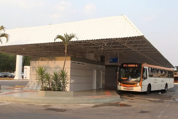 Ônibus da linha 157.1, que liga o Guará II ao Cruzeiro, parado em terminal do Guará. O veículo é laranja e branco - Metrópoles