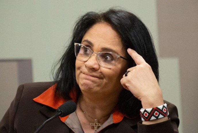 Damares Alves, política brasileira. Ela tem pele branca e cabelos curtos e pretos- Metrópoles