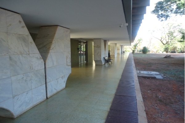 Foto da lateral do prédio