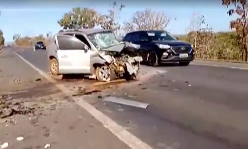 Dois carros bateram de frente neste sábado (9/7) na Rodovia Federal BR-020