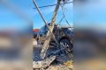 carro retorcido e poste quebrado