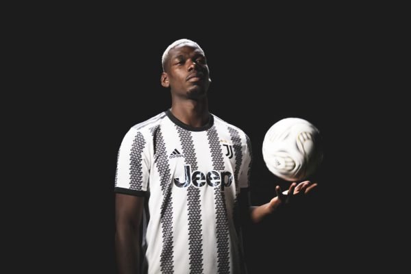 Imagem colorida de Pogba sendo anunciado pela Juventus