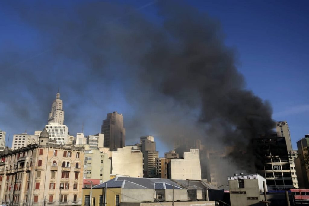 Além dos dois bombeiros, o incêndio não fez outras vítimas, segundo a corporação