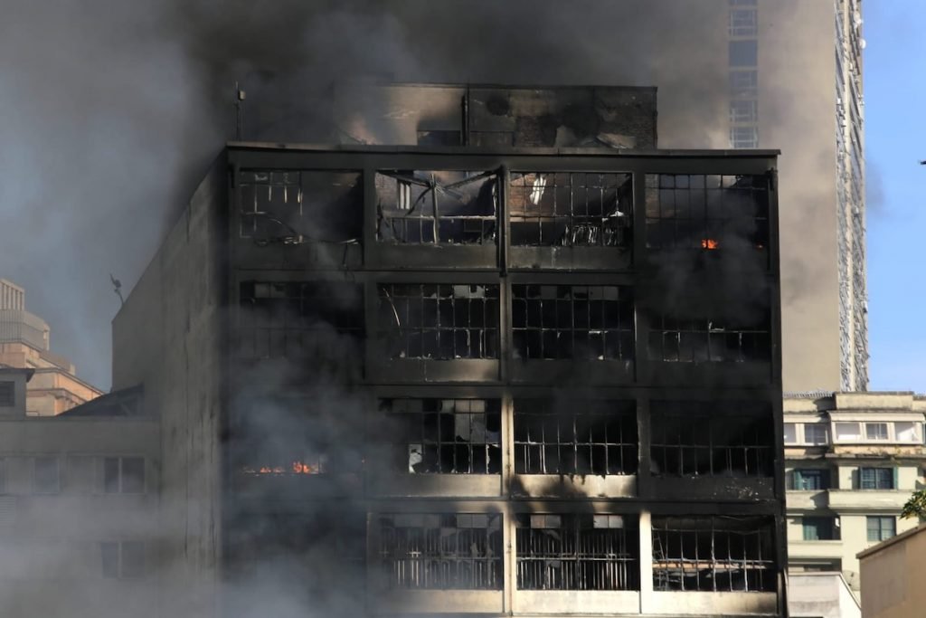 Incêndio atingiu cinco prédios comerciais na Rua Barão de Duprat, região da Rua 25 de Março, no centro de São Paulo
