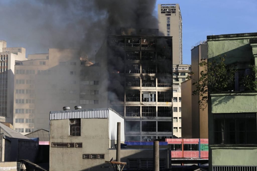 Segundo os bombeiros, o fogo começou na área térrea de um prédio de dez andares