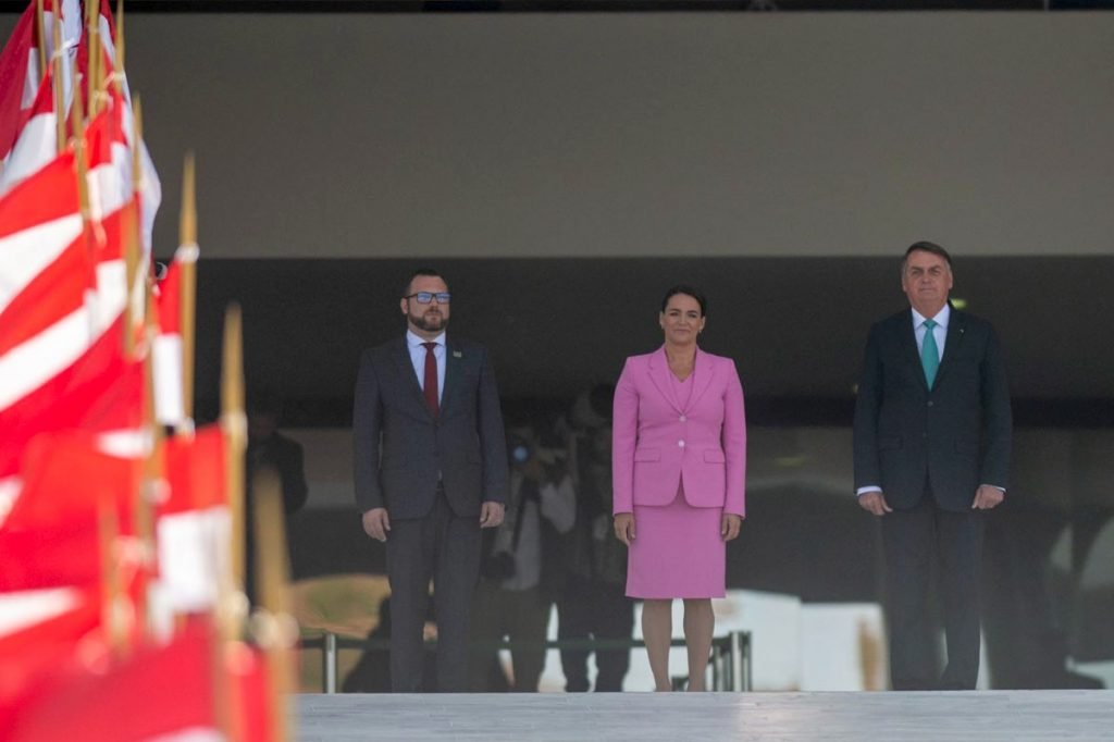O presidente Jair Bolsonaro se encontra com a presidente da Hungria, Katalin Novák em cerimônia oficial no Palácio do Planalto. Os dois aparecem na rampa do Palácio juntamento com outro homem - Metrópoles