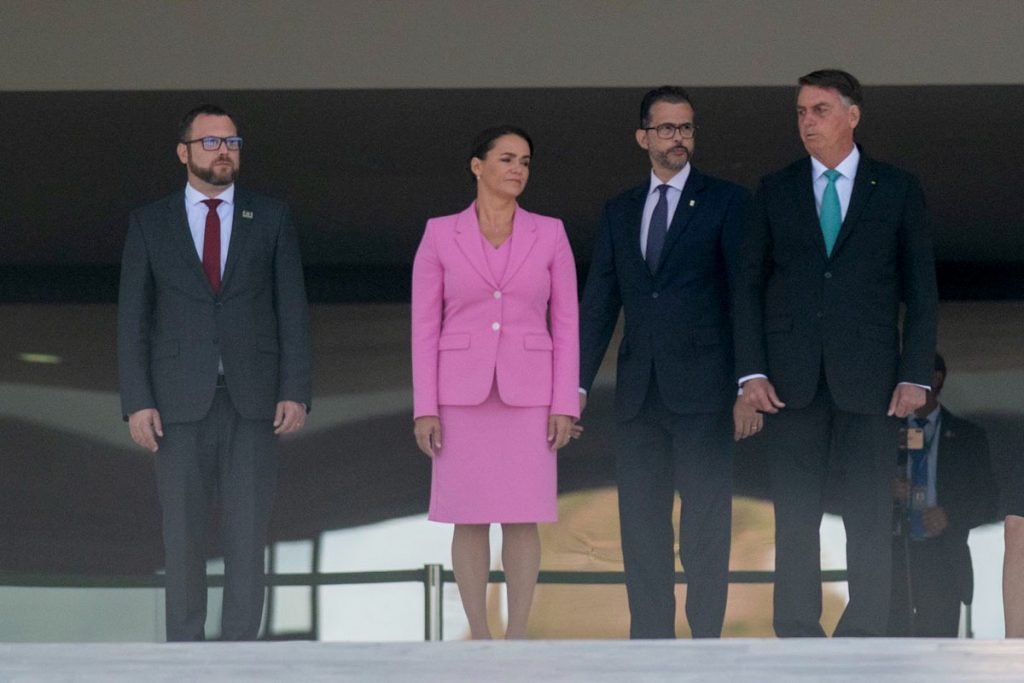 O presidente Jair Bolsonaro se encontra com a presidente da Hungria, Katalin Novák em cerimônia oficial no Palácio do Planalto. Os dois aparecem na rampa do Palácio juntamento com outros dois homens - Metrópoles