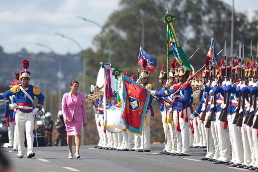 O presidente Jair Bolsonaro se encontra com a presidente da Hungria, Katalin Novák em cerimônia oficial no Palácio do Planalto. Novák caminha, vestida de rosa, entre fileira do Comando Militar do Planalto - Metrópoles