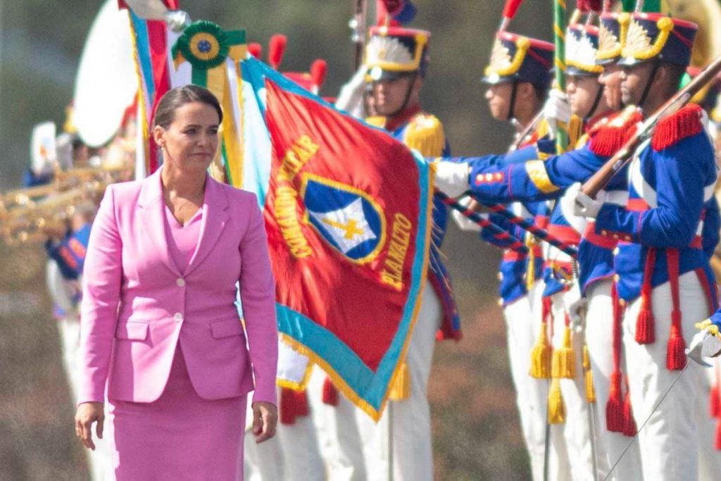 O presidente Jair Bolsonaro se encontra com a presidente da Hungria, Katalin Novák em cerimônia oficial no Palácio do Planalto. Novák caminha, vestida de rosa, entre fileira do Comando Militar do Planalto - Metrópoles