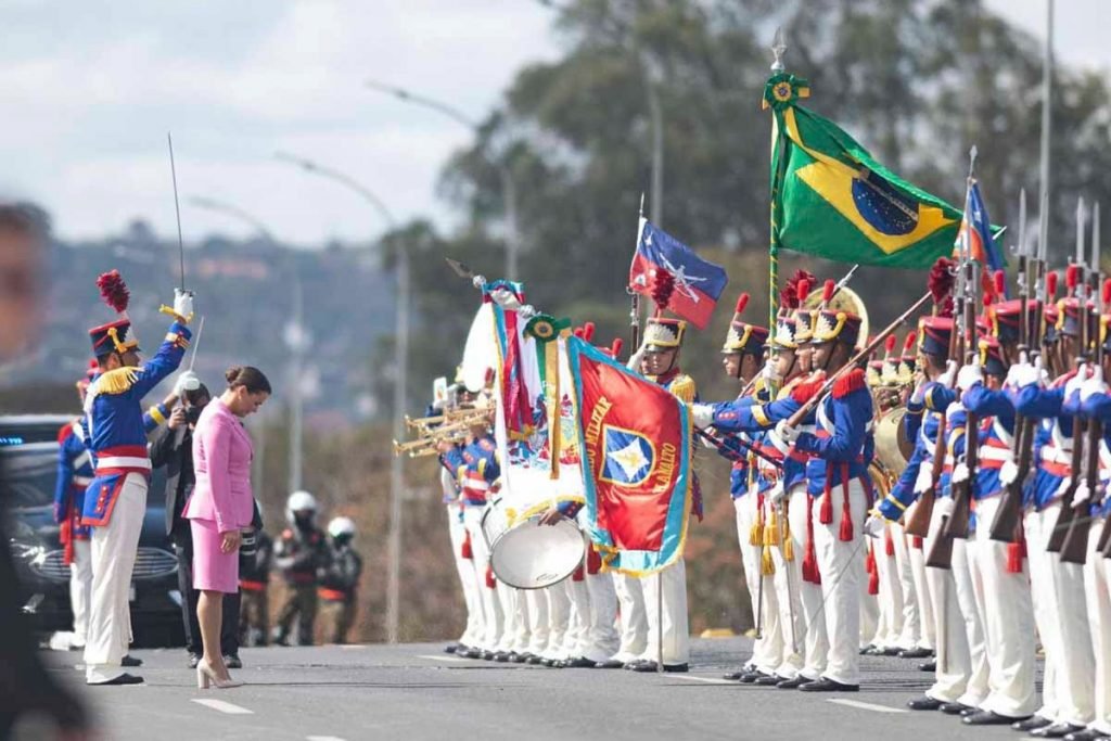 O presidente Jair Bolsonaro se encontra com a presidente da Hungria, Katalin Novák em cerimônia oficial no Palácio do Planalto. Novák abaixa a cabeça, vestida de rosa, diante de fileira do Comando Militar do Planalto - Metrópoles