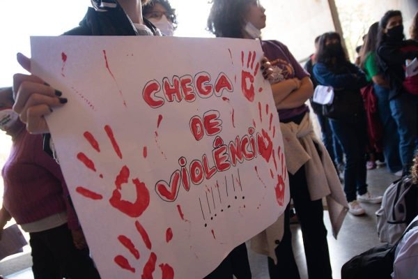 Cartaz com letras em vermelho pede o fim da violência - Metrópoles