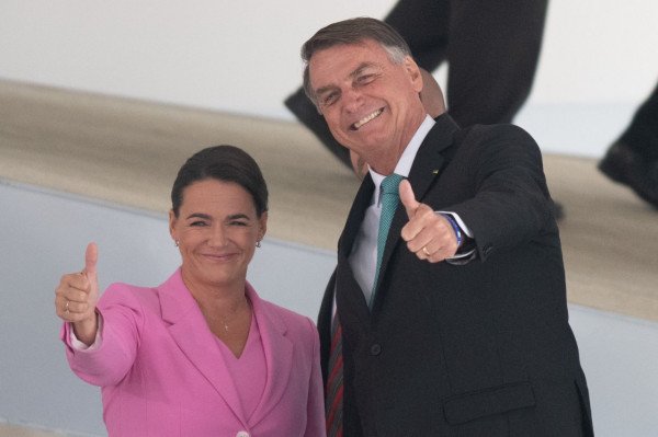 O presidente Jair Bolsonaro se encontra com a presidente da Hungria, Katalin Novák em cerimônia oficial no Palácio do Planalto, e ambos dão "joinha" para as fotos, sorrindo - Metrópoles