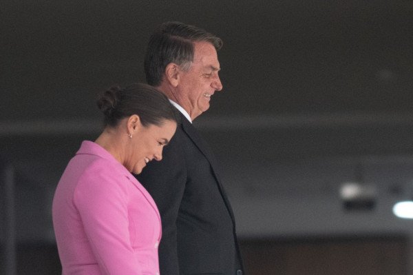 O presidente Jair Bolsonaro se encontra com a presidente da Hungria, Katalin Novák em cerimônia oficial no Palácio do Planalto,. Ambos descem a rampa, rindo - Metrópoles