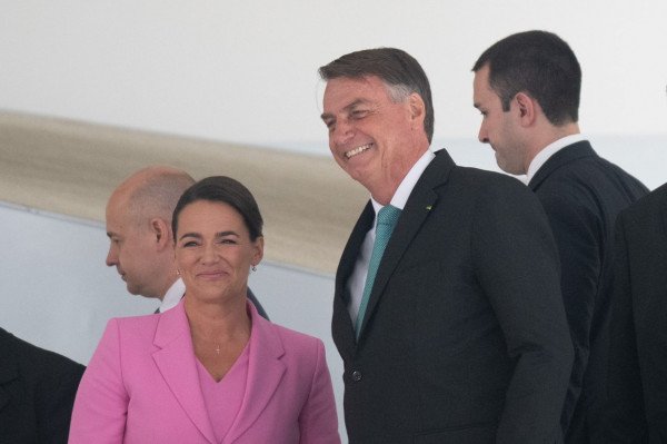 O presidente Jair Bolsonaro se encontra com a presidente da Hungria, Katalin Novák em cerimônia oficial no Palácio do Planalto. Ambos sorriem e descem a rampa na companhia de outros homens - Metrópoles