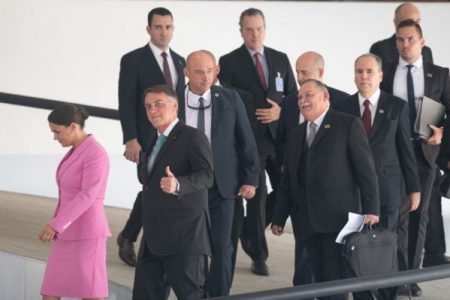 O presidente Jair Bolsonaro se encontra com a presidente da Hungria, Katalin Novák em cerimônia oficial no Palácio do Planalto,. Ambos descem a rampa na companhia de outros homens - Metrópoles