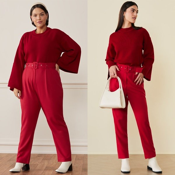 Duas modelos vestindo a mesma roupa da Amaro: uma calça rosa, um tricô vermelho e uma bota branca. A primeira é uma menina branca e gorda, com cabelo liso e curto, e a outra é branca e magra, de cabeço longo e liso.