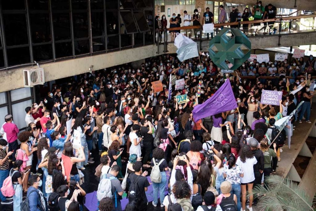 Estudantes desocupam UFPR, mas vão a Brasília protestar contra