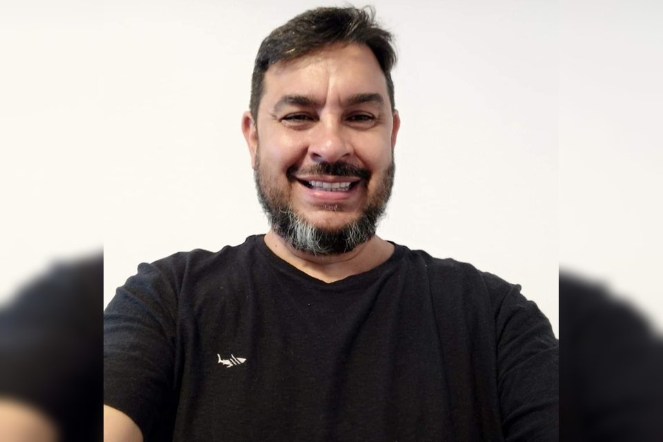 Marcelo Arruda foi assassinado durante a festa de aniversário dele, com temática petista. Na foto, ele sorri, de camisa preta - Metrópoles