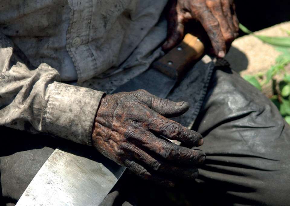 PF foto colorida de mãos de homem sujas em situação de trabalho análogo ao escravo - metrópoles
