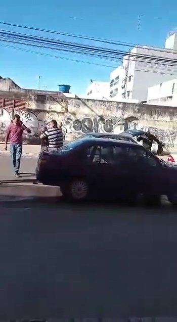 Vídeo: irmãos impedem roubo de carro e colocam ladrões para correr