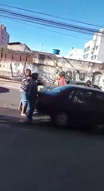 Homem de camisa listrada enforca outro homem