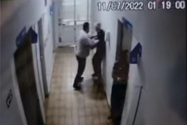 VÍDEO: Mulher grávida e acompanhante ficam presas em ambulância após porta  emperrar