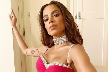 Foto colorida de Anitta