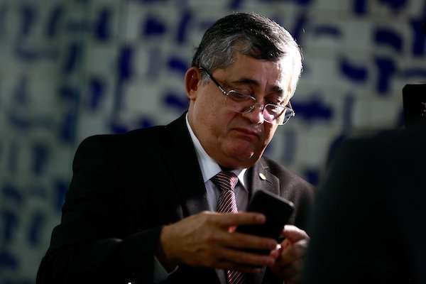 Imagem colorida do líder do governo na Câmara, José Guimarães (PT-CE)