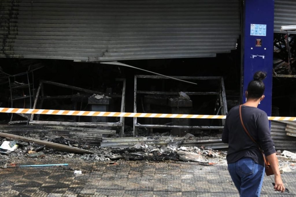 Os bombeiros foram acionados às 21h04 para combater as chamas no local