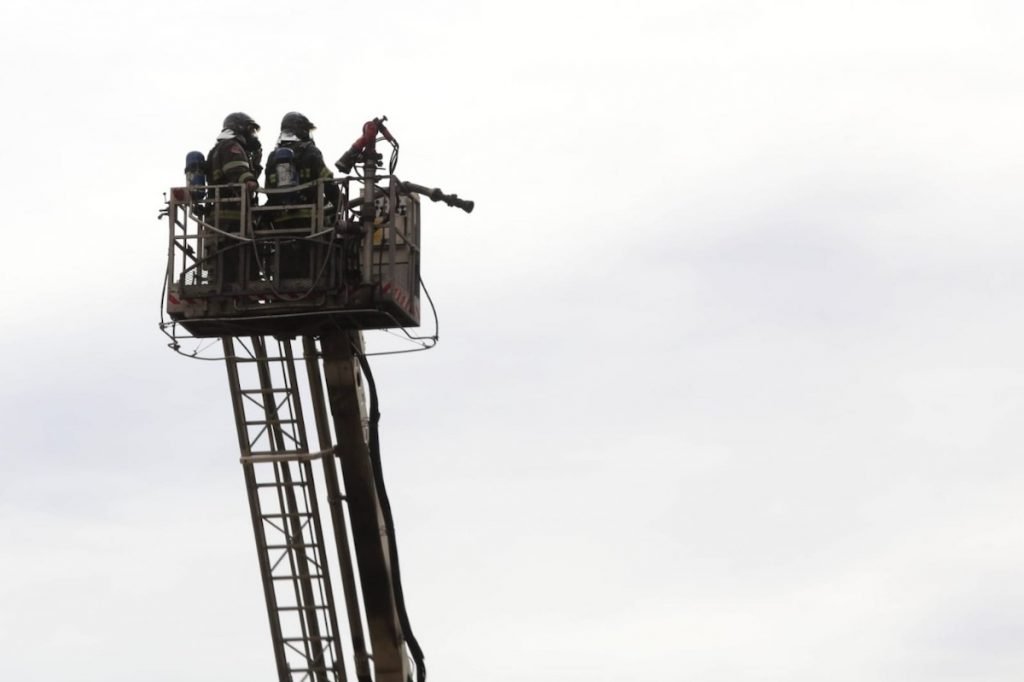 O incêndio atingiu ainda duas lojas, que ficaram completamente destruídas