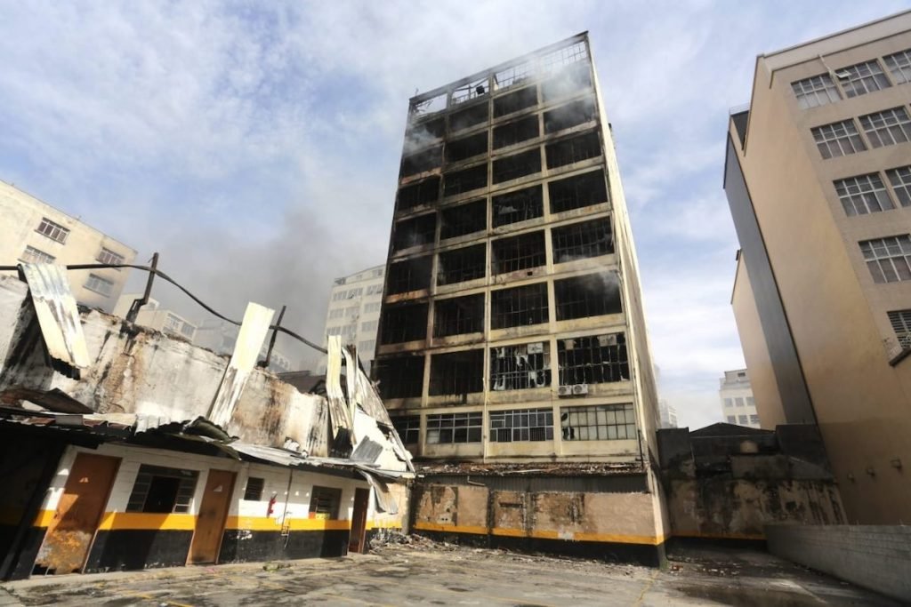 O fogo no prédio comercial na Rua Barão Duprat, no centro histórico de São Paulo, persiste há mais de 40 horas