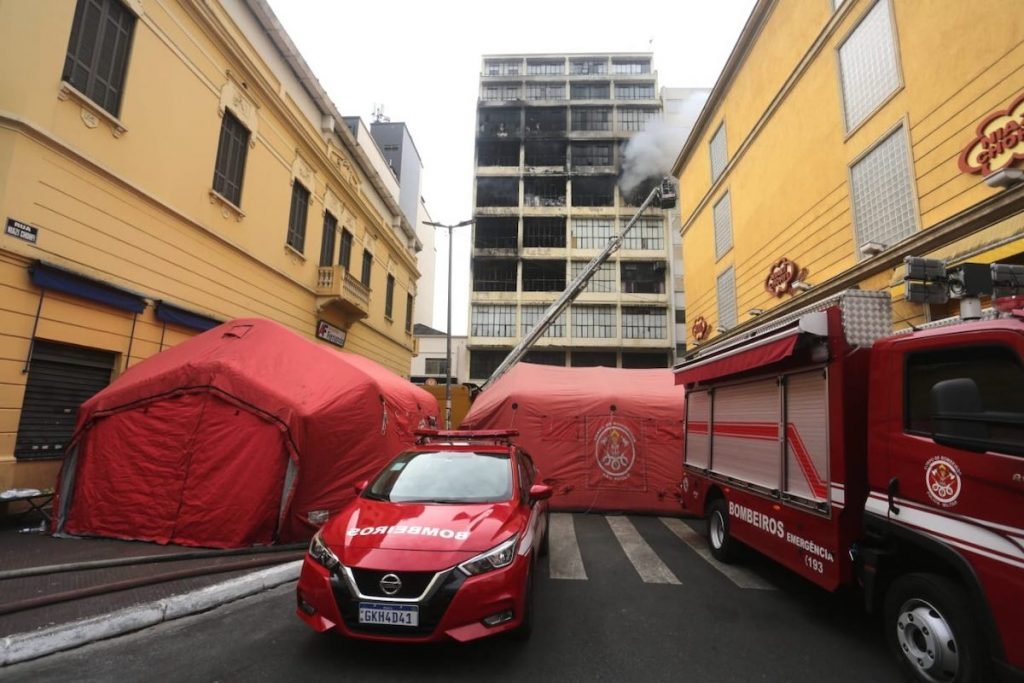 os agentes suspenderam o combate ao incêndio para aumentar o perímetro de segurança da “estrutura abalada”