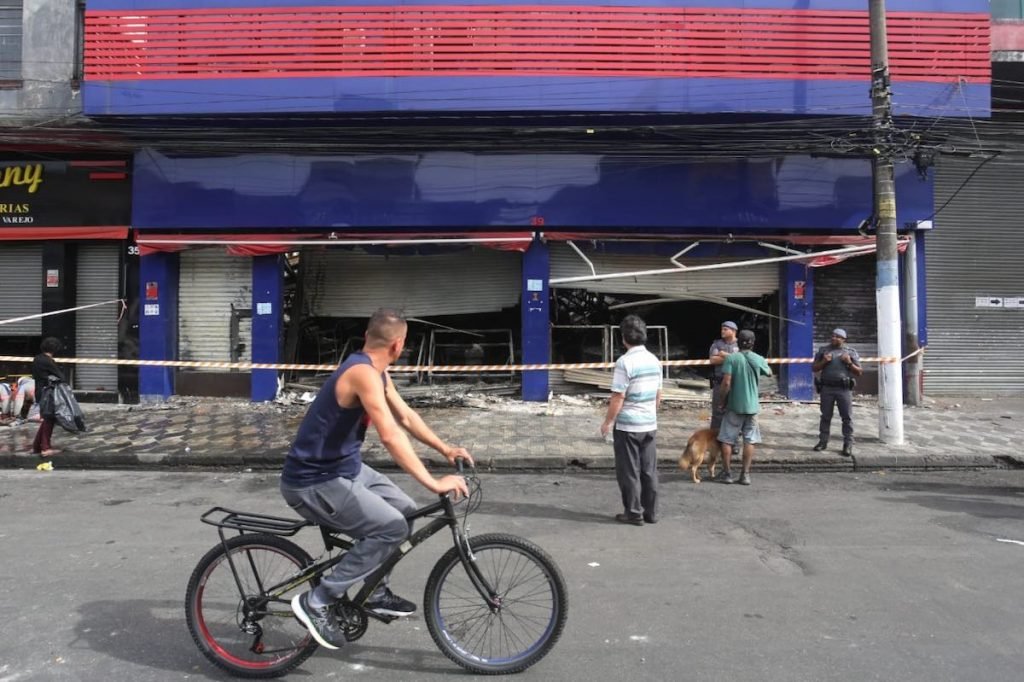O incêndio atingiu ainda duas lojas, que ficaram completamente destruídas, e um prédio de seis andares, que corre risco de desabar