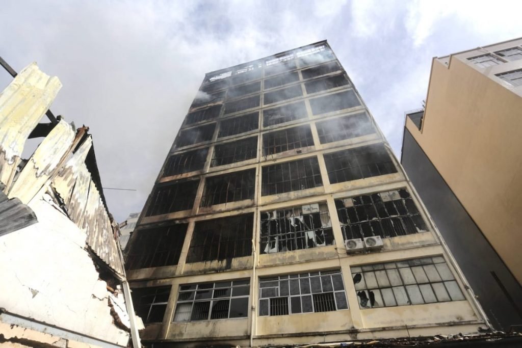 O fogo começou em um prédio comercial de dez andares