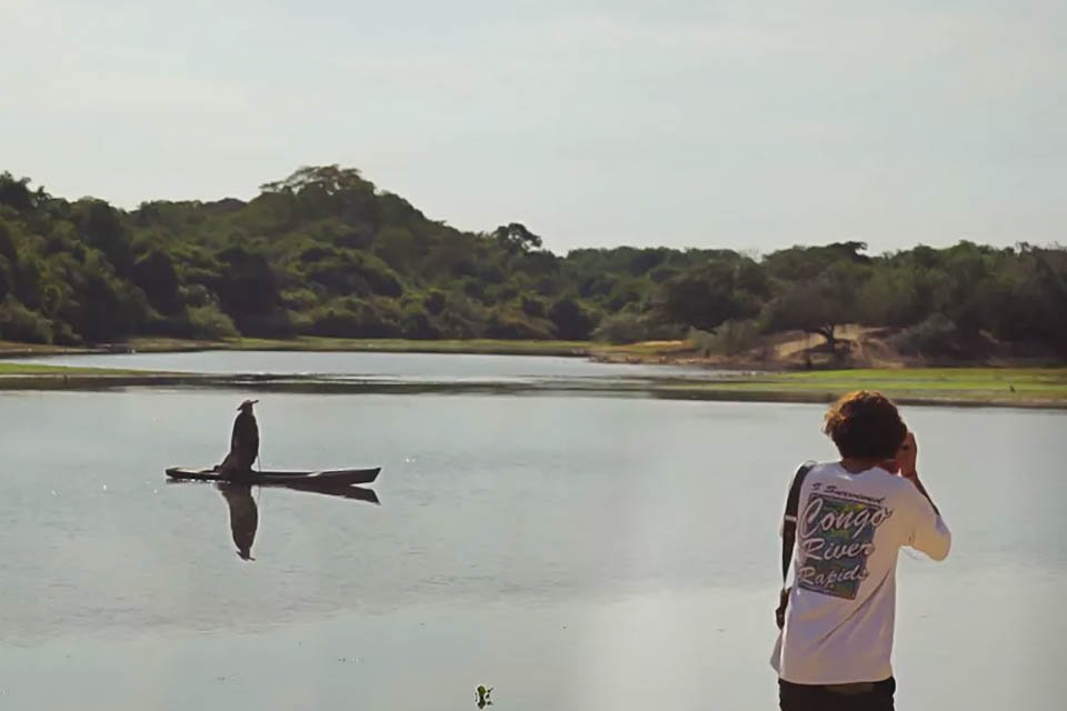 Jove fotografa Velho do Rio em Pantanal