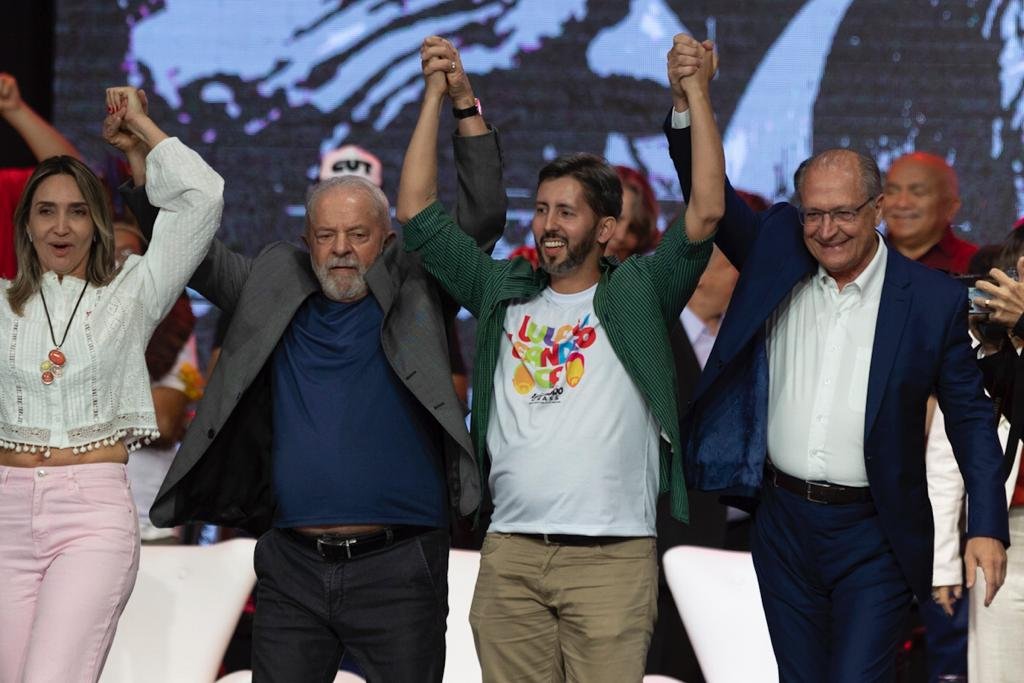 O ex-presidente Luiz Inácio Lula da Silva e autoridades levantam o braço durante de ato público em brasília df