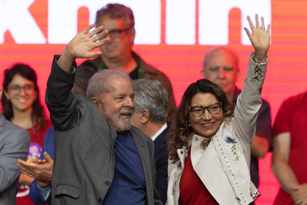 O ex-presidente Luiz Inácio Lula da Silva e Janja participam de ato público em brasília df